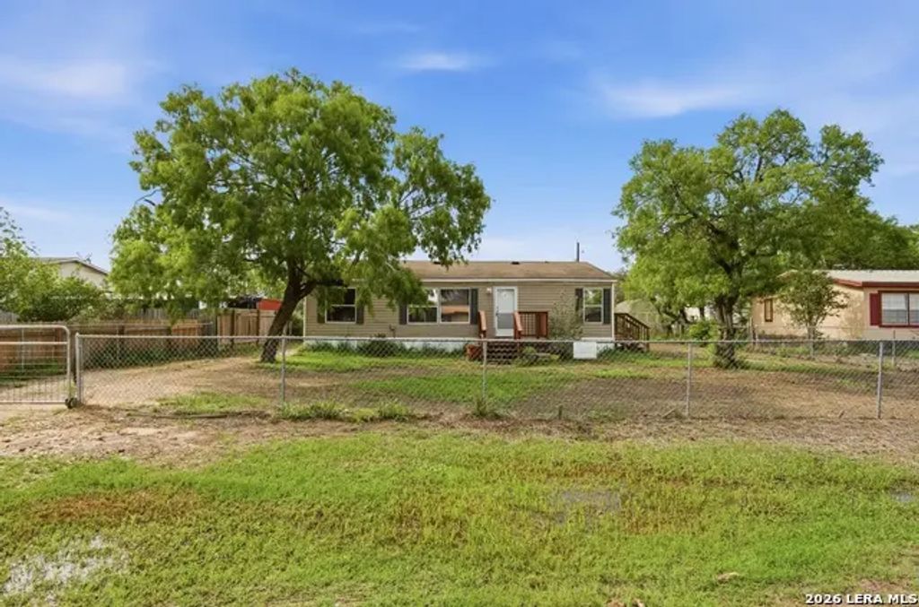 1105 Walnut St, Jourdanton