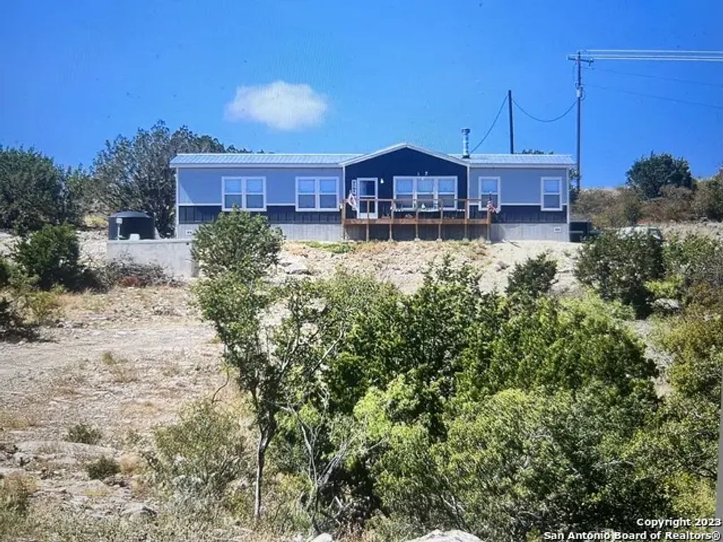 7687 County Road 450, Rocksprings