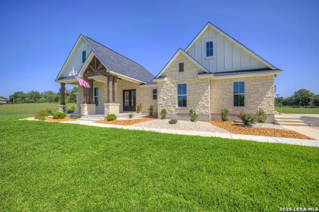110 Lake Village Rd, Seguin