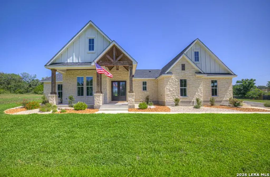 110 Lake Village Rd, Seguin
