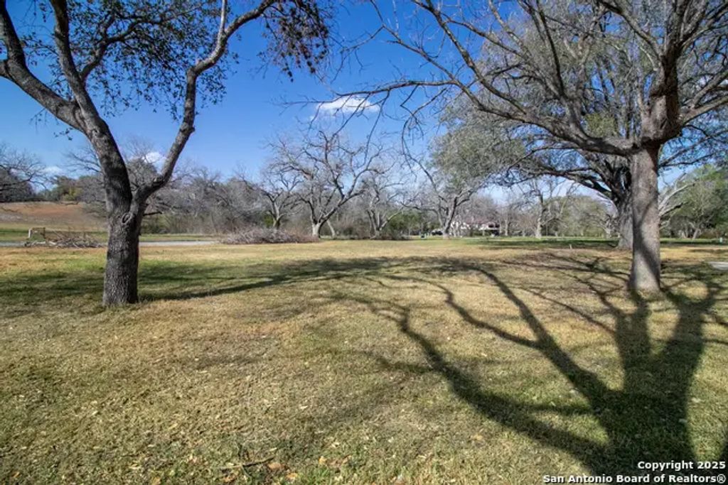 5 E Hampton Dr, Seguin