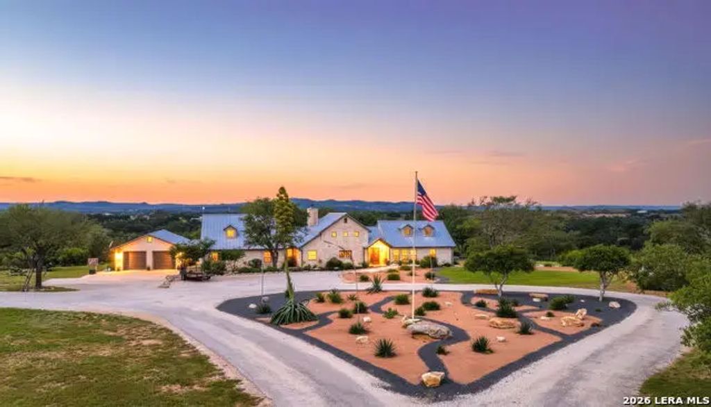 2814 Panther Hollow Dr, Bandera