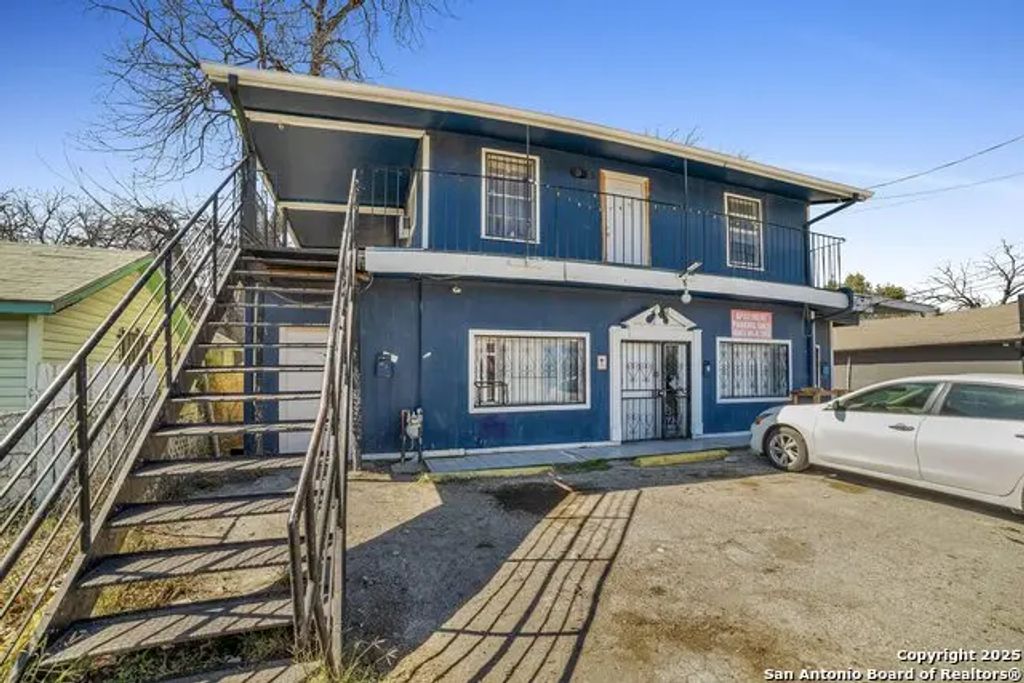 811 S General Mcmullen Dr, San Antonio