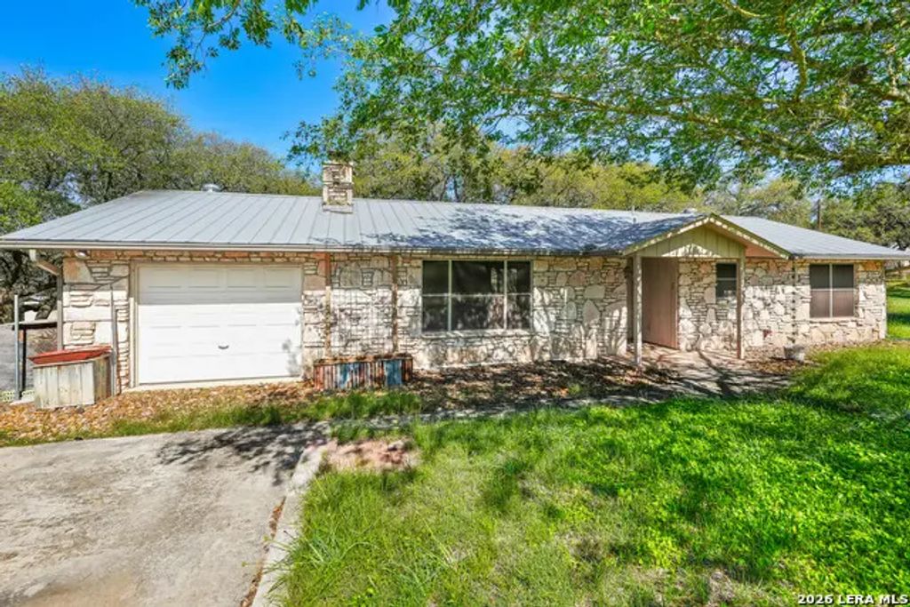 101 Diamond J Rd S, Pipe Creek