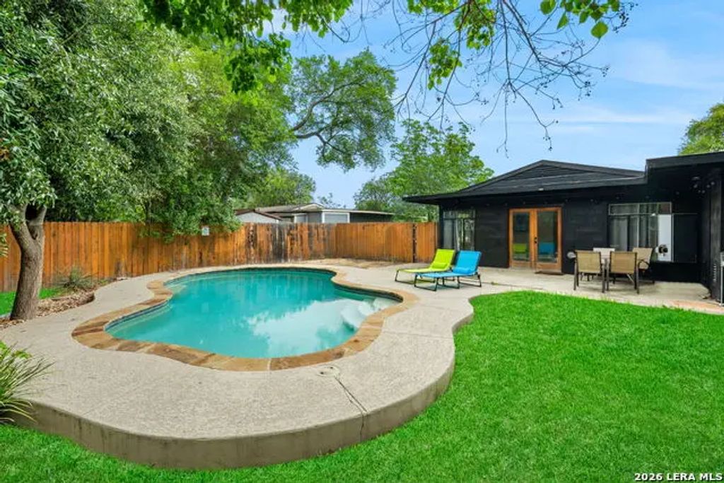 327 Bryn Mawr Dr, San Antonio