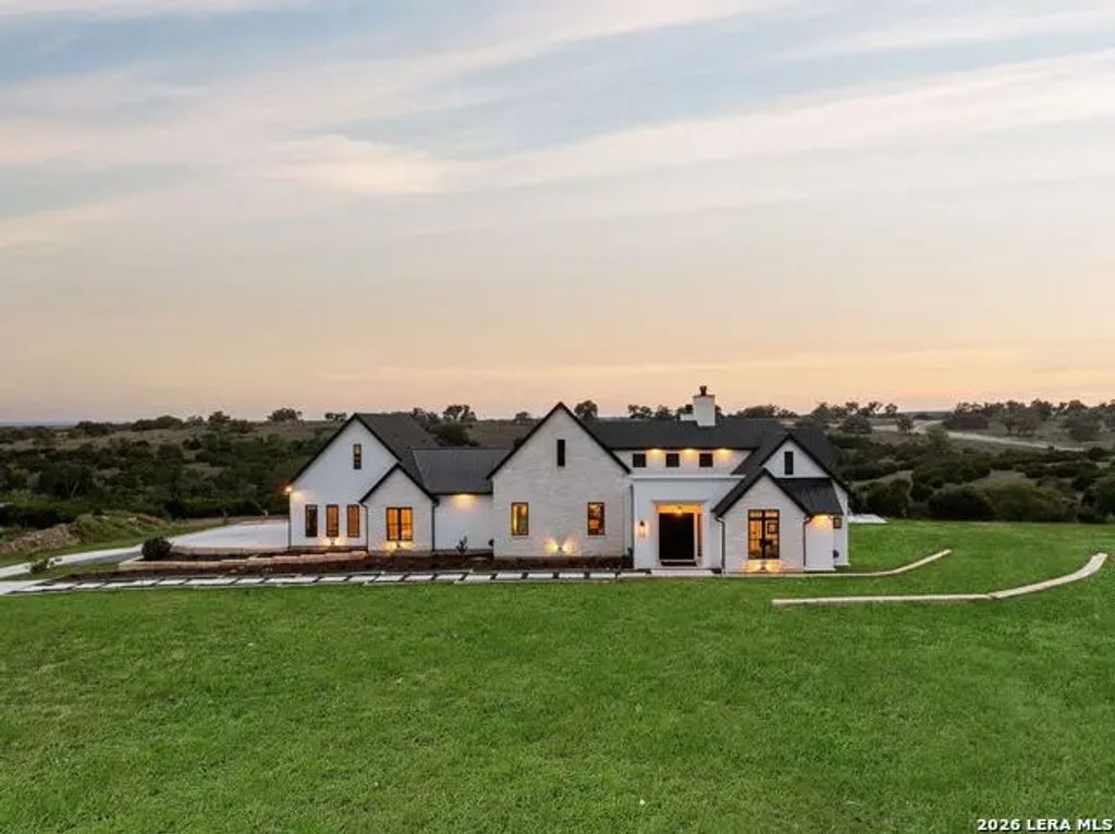 1051 N Cattlemans Crossing Dr, Kerrville