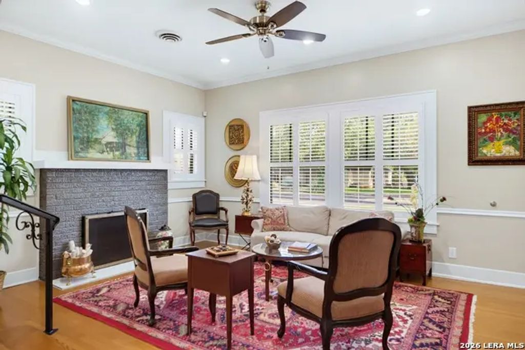 119 E Evergreen St, Boerne