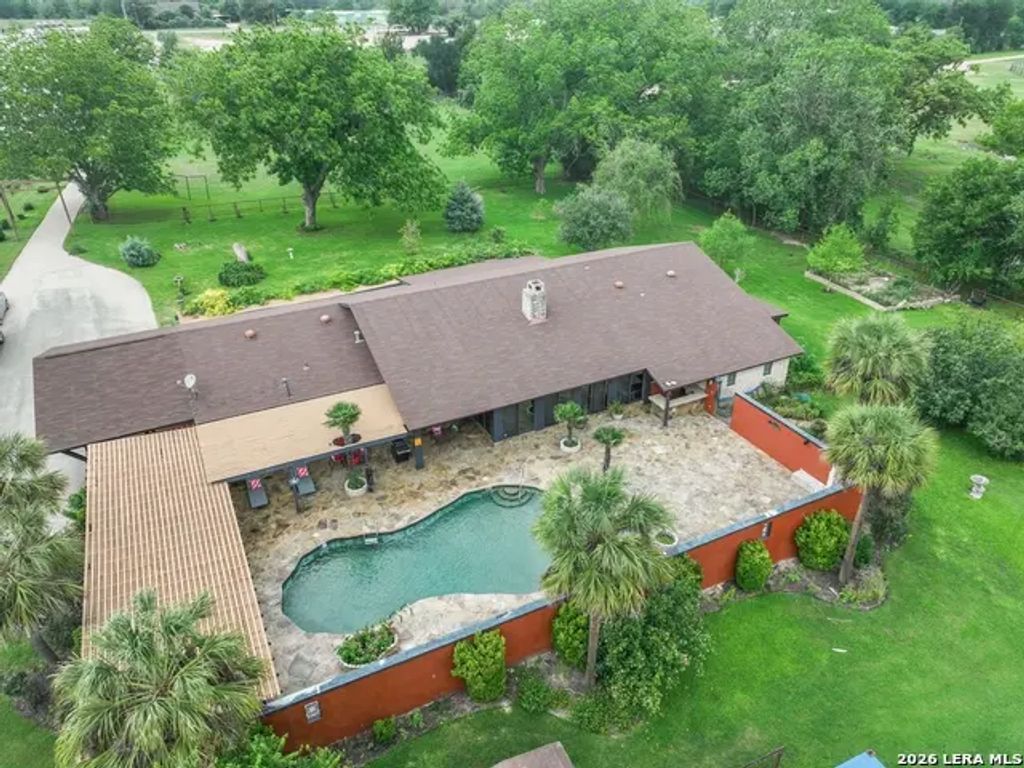 2035 S Magnolia Ave, Luling