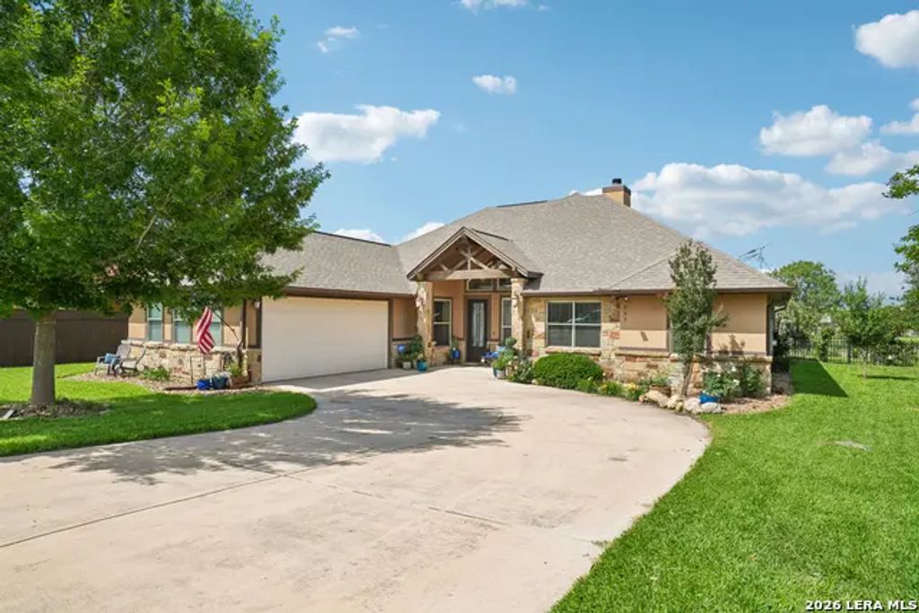 137 Fairway Dr, Floresville