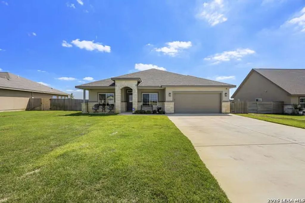 213 Colonial Ln, La Vernia