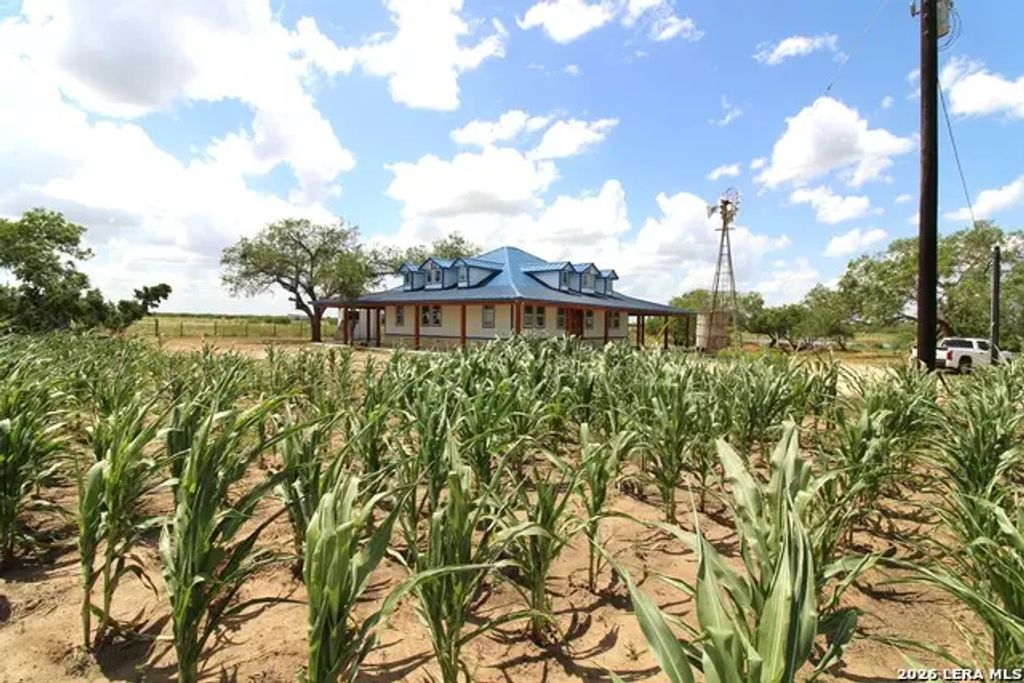 101 County Road 135, Floresville
