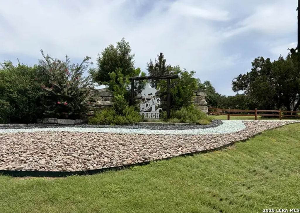 12 Stone Crst, Bandera