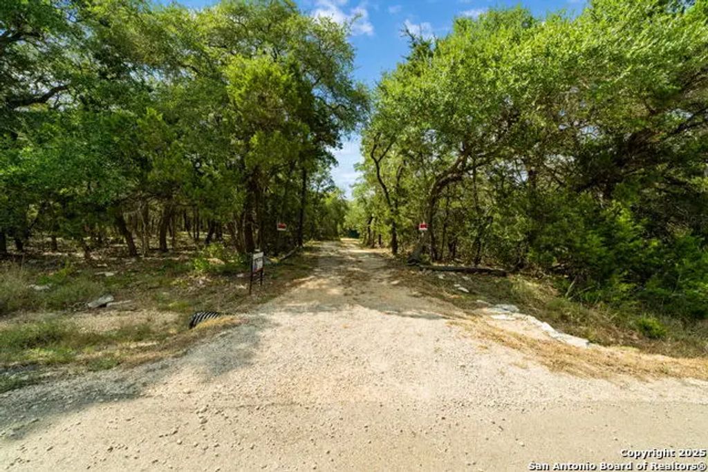 1775 Lost Trl, New Braunfels