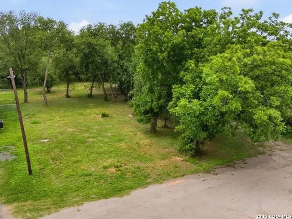407 E Daniel Street, Uvalde