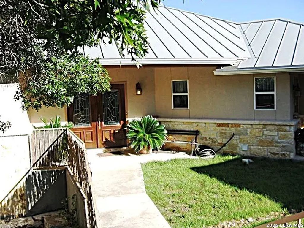 2552 Connie Dr, Canyon Lake