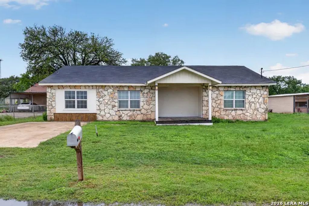 715 Walnut St, Jourdanton