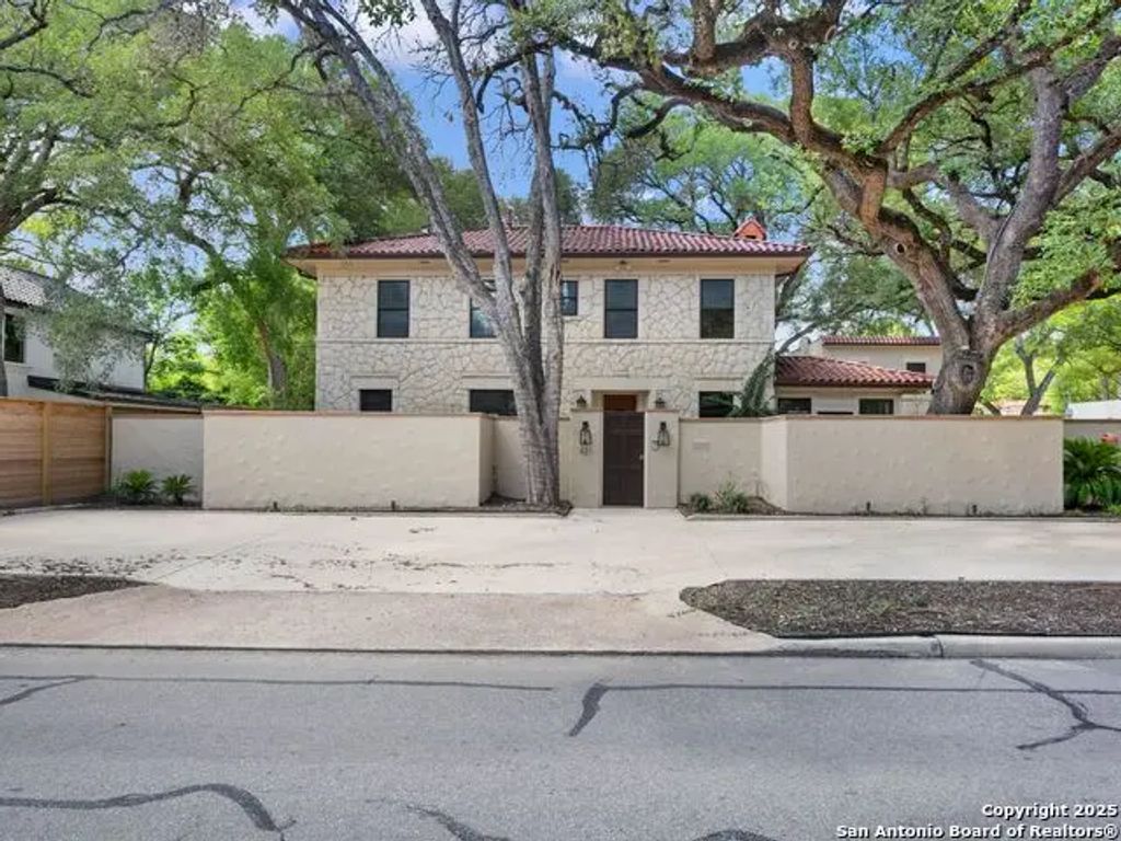 421 E Hildebrand, San Antonio
