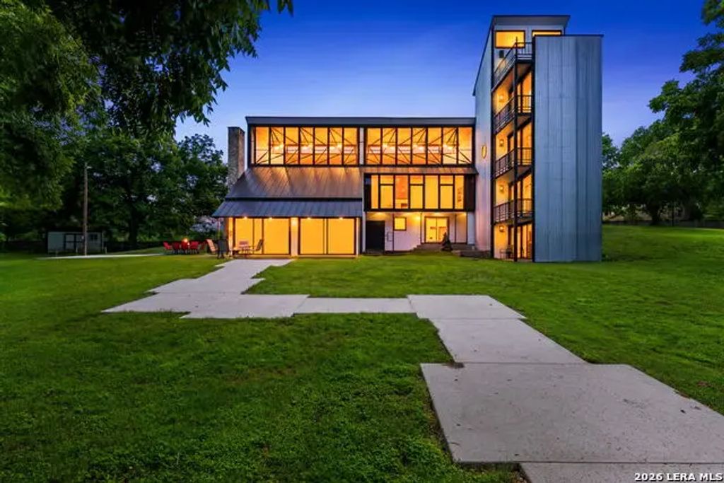 102 Lenz Dr, Seguin