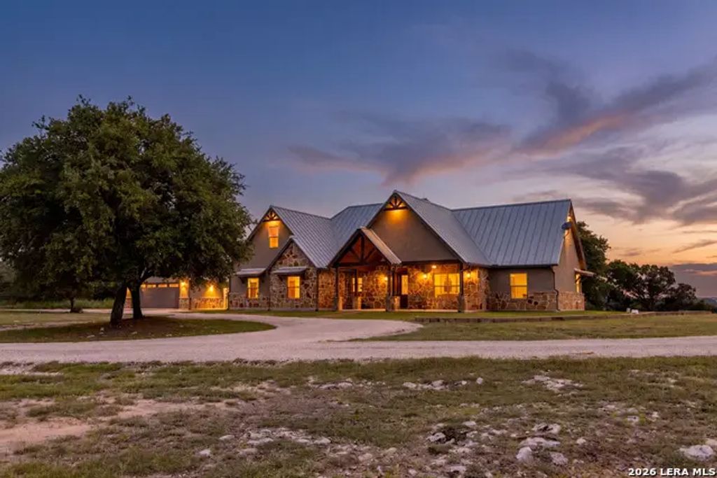 195 Kamira Drive, Kerrville