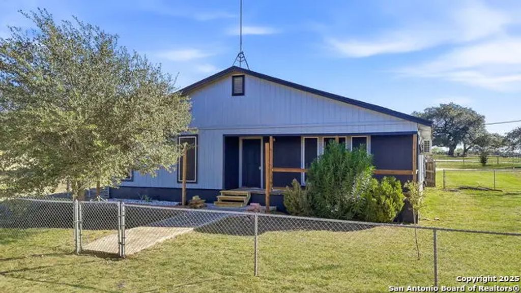 1037 County Road 7711, Devine