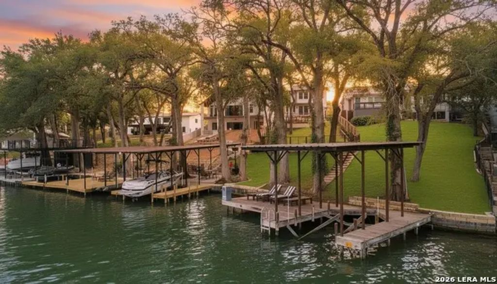 630 Three Oaks Rd, Seguin