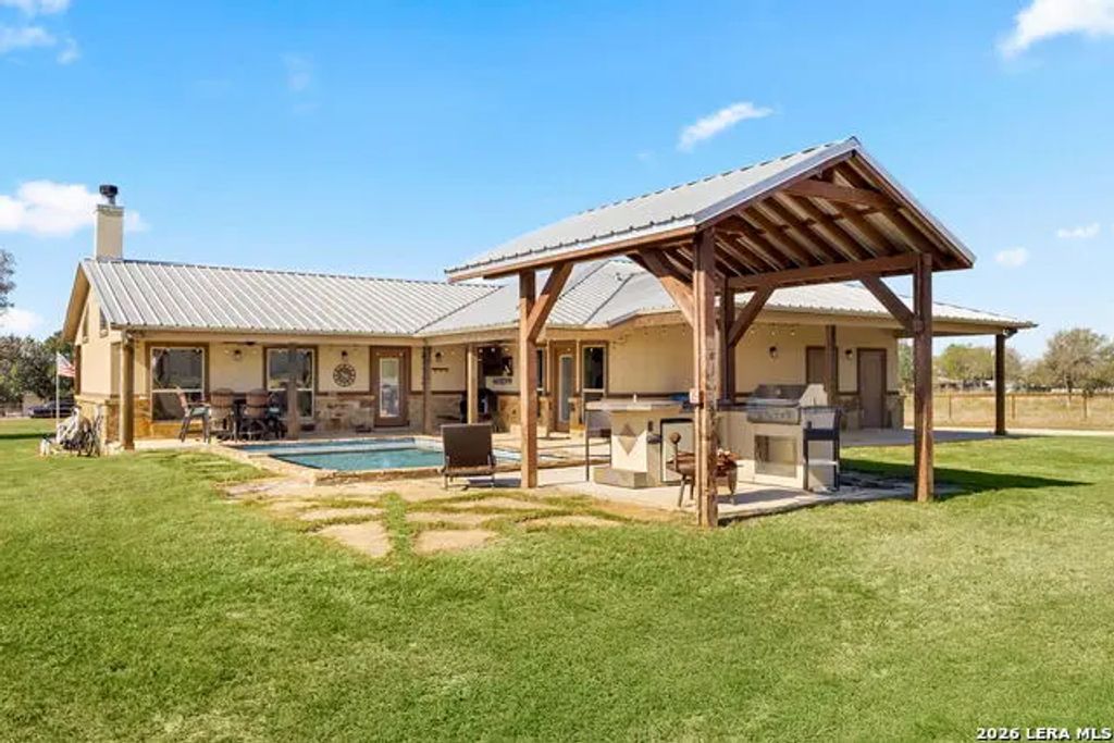 381 Schneider Rd, Seguin