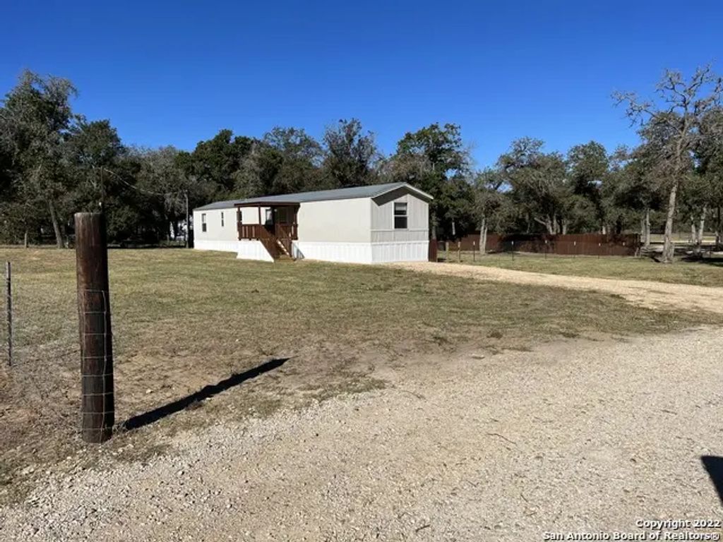 224 Oak View Dr, La Vernia