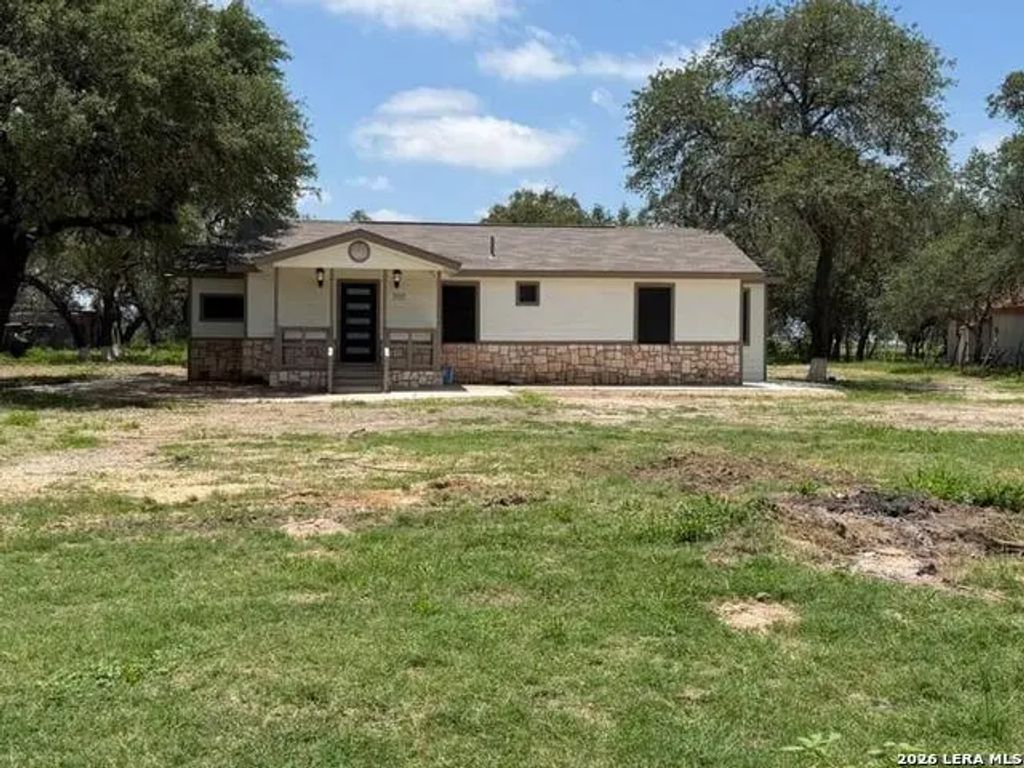 505 Nottingham Dr, Poteet