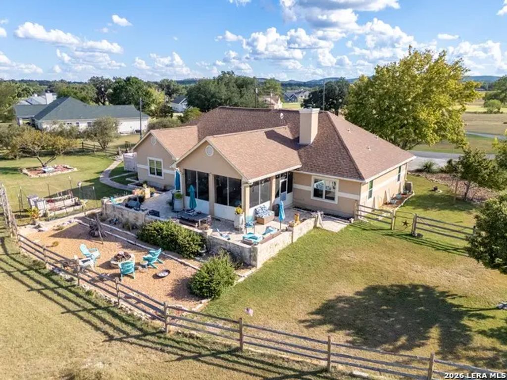 212 Antler Cir, Bandera