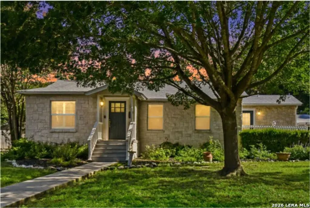265 E Oakview Pl, Alamo Heights