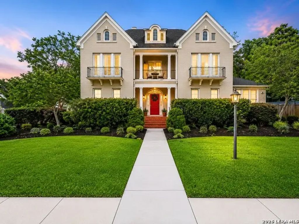 403 E Bowie, Luling