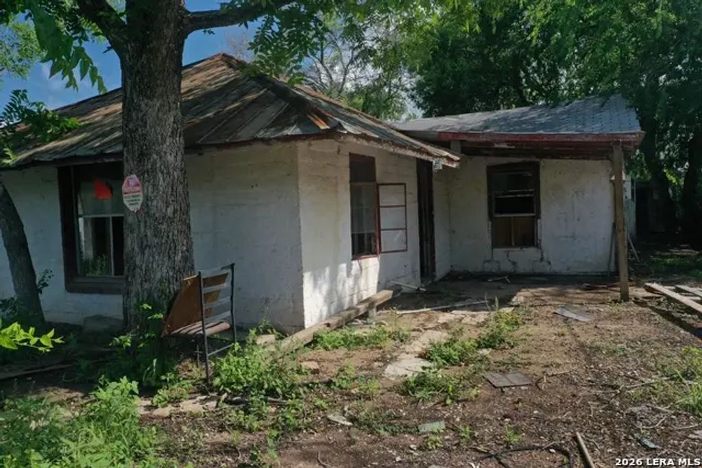 610 W Moore Ave, Devine