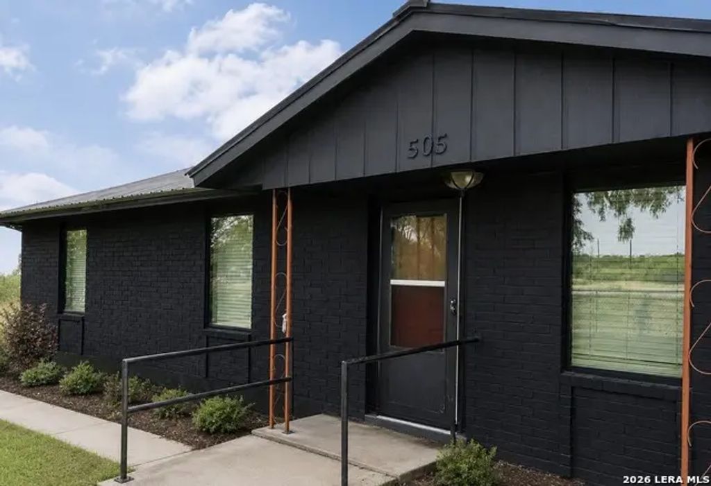 505 W Fm 140, Christine