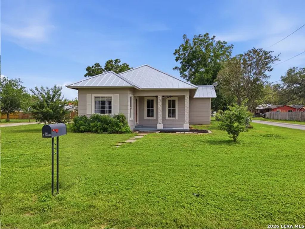 600 W Park, Devine
