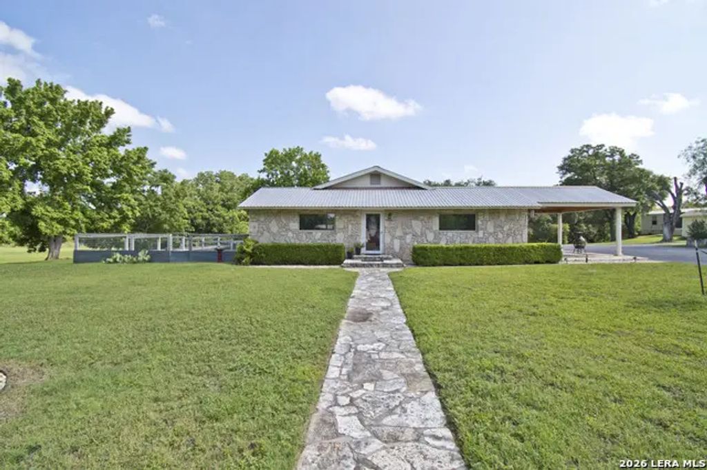 702 E Schubert, Fredericksburg