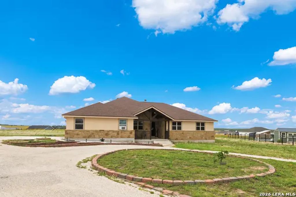 317 Honeysuckle Ln, La Vernia