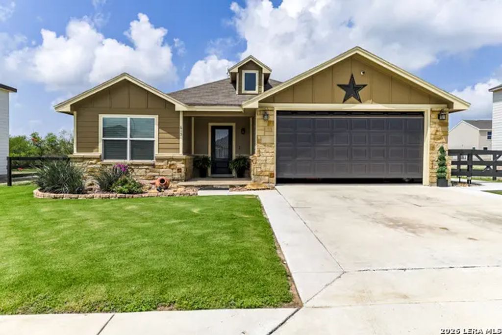 615 Cadena Loop, Kenedy