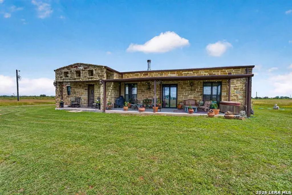 2193 State Highway 97 W, Floresville