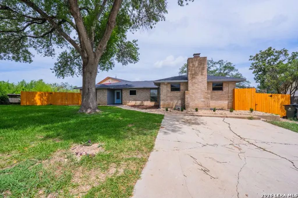 1002 River Oak Dr, Seguin