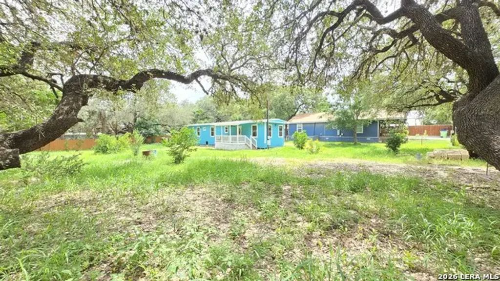 188 Sundown Ln, Poteet