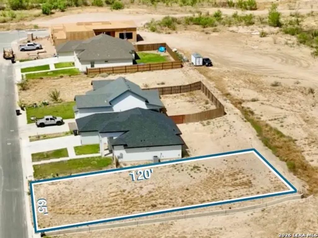 713 Encinal Dr, Eagle Pass
