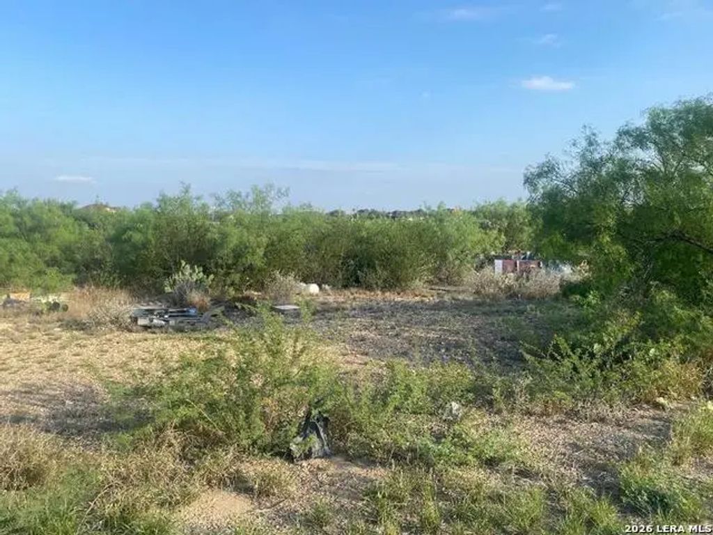 231 Ghost Rider Dr, Eagle Pass