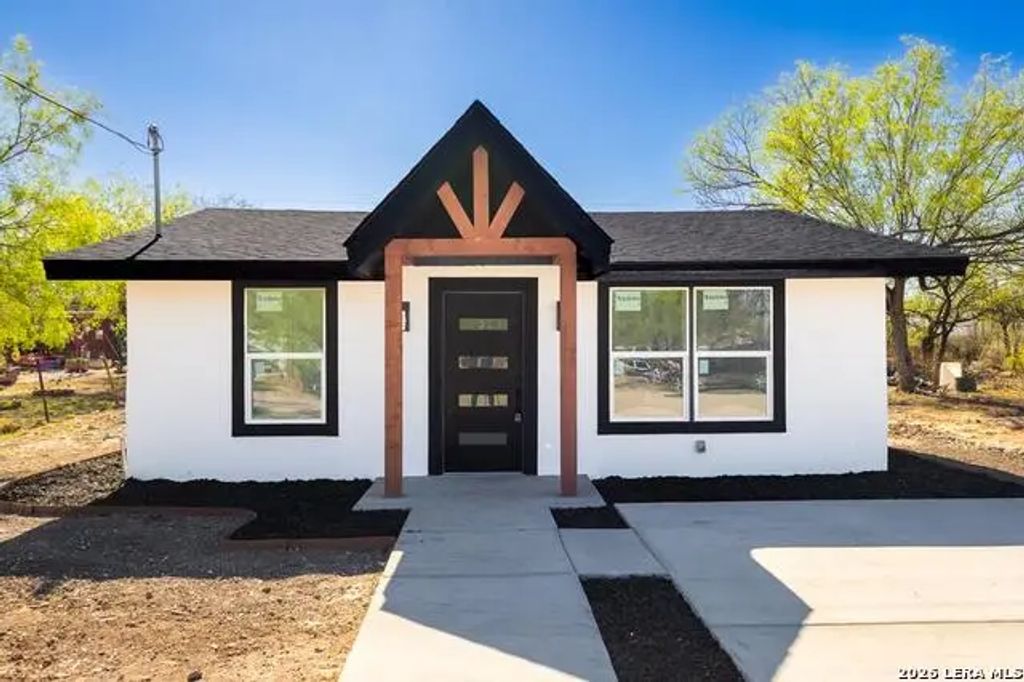 182 Victoriano Ave, Eagle Pass