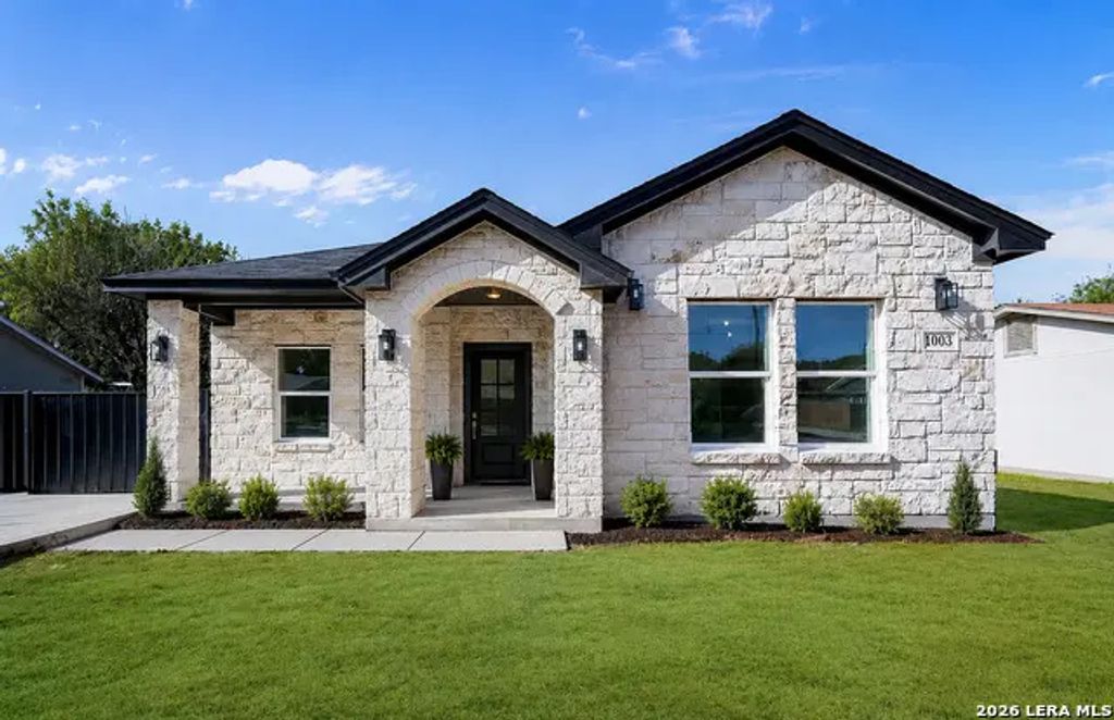229 Colonial Ln, La Vernia