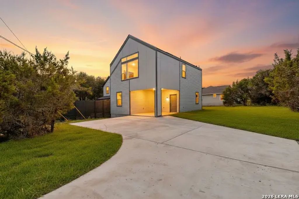 352 Caveside Drive, Canyon Lake