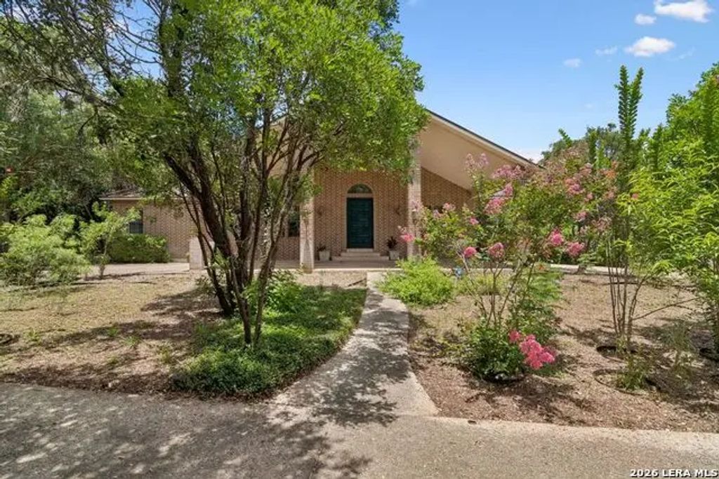 237 Crest Trl, Hill Country Village
