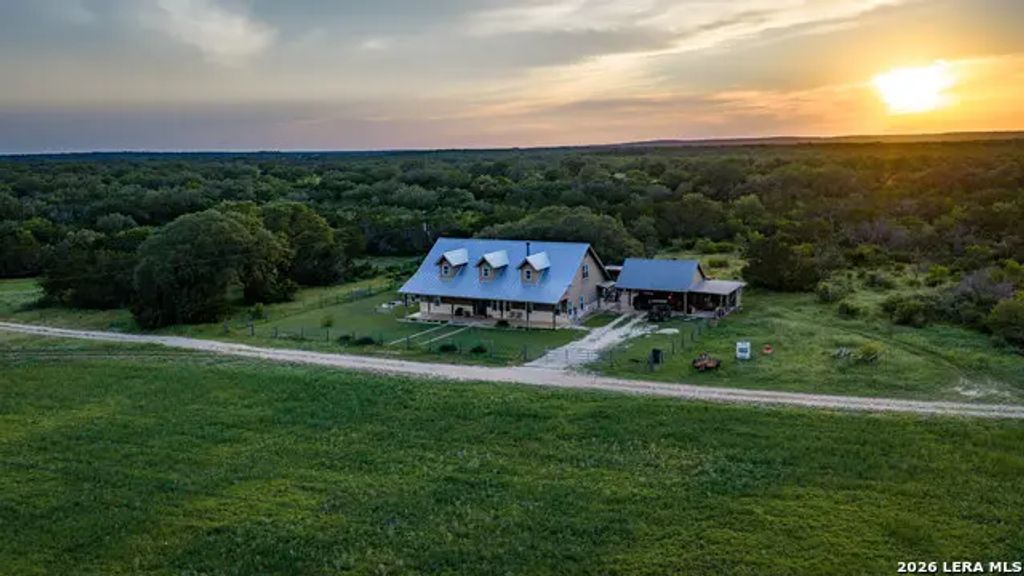 250 County Road 241, Hondo