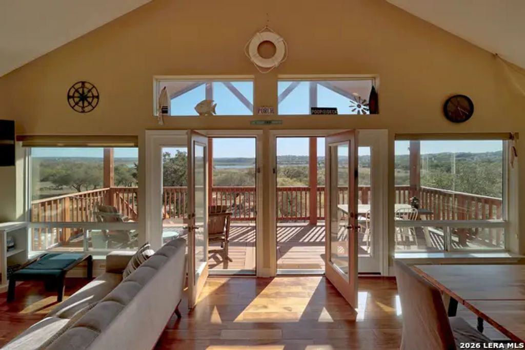 1748 Lakeshore Dr, Canyon Lake