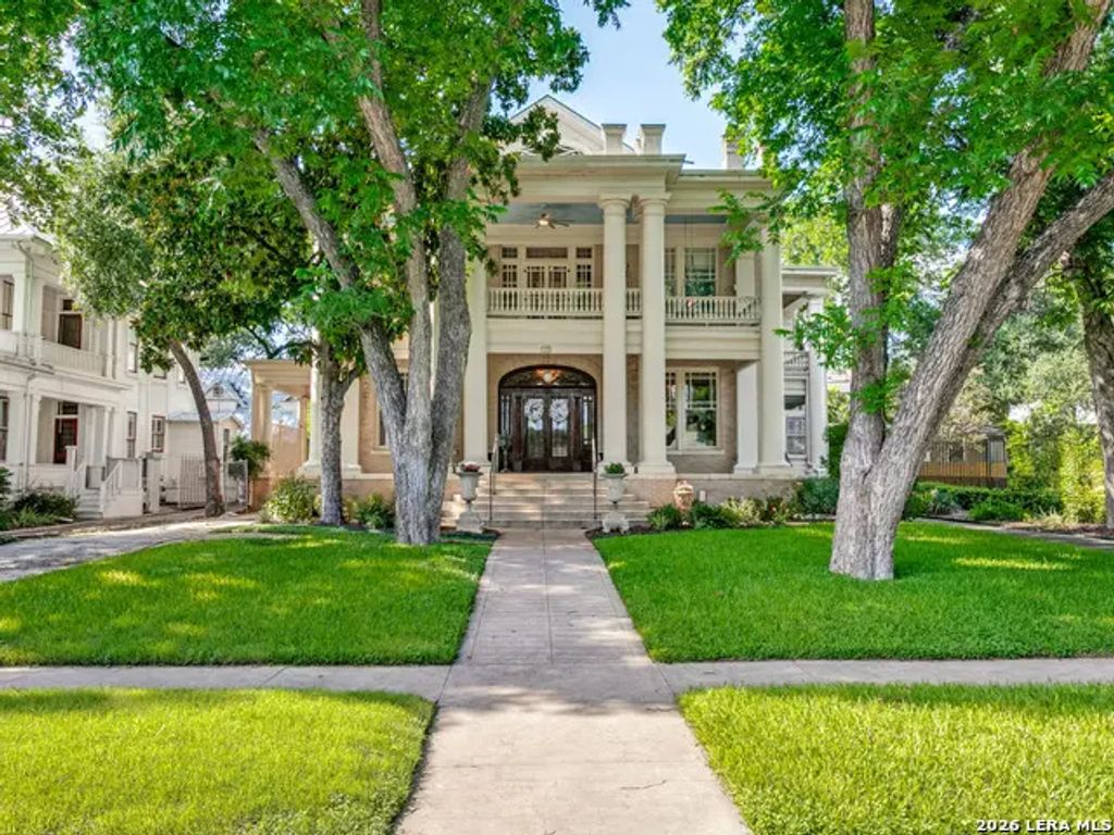 125 W Agarita Ave., San Antonio