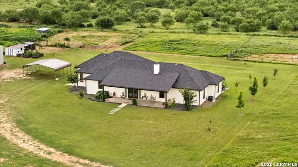 965 County Road 7611, Devine